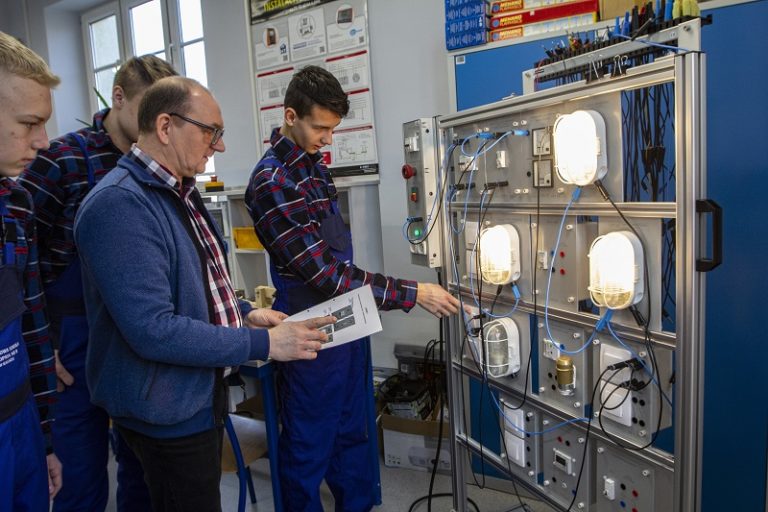 Montaż Uruchamianie I Konserwacja Instalacji Maszyn I Urządzeń Elektrycznych Pracownia montażu i konserwacji instalacji elektrycznych